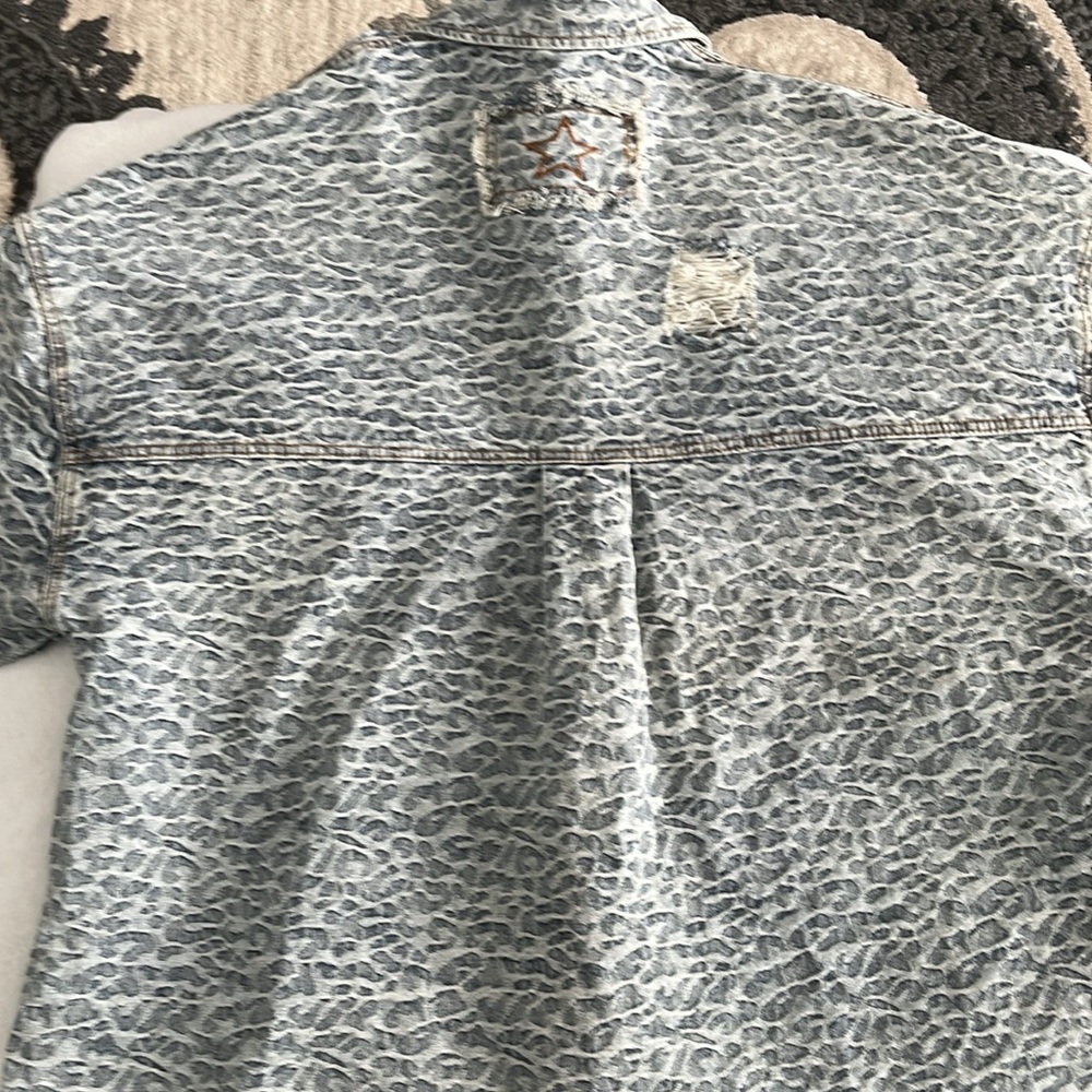 POL Distressed Leopard Denim Jacket Medium - Picture 6 of 9
